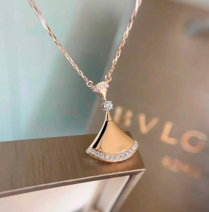 Dây chuyền Bvlgari Divas’ Dream Rose Gold Đính Kim, ảnh tổng thể