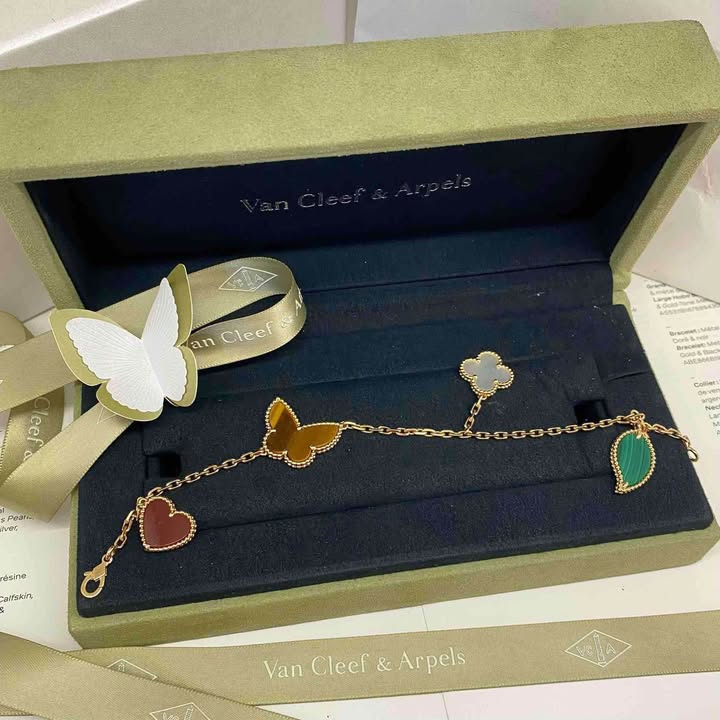 Vòng tay Van Cleef & Arpels Lucky Alhambra 4 motifs, ảnh tổng thể