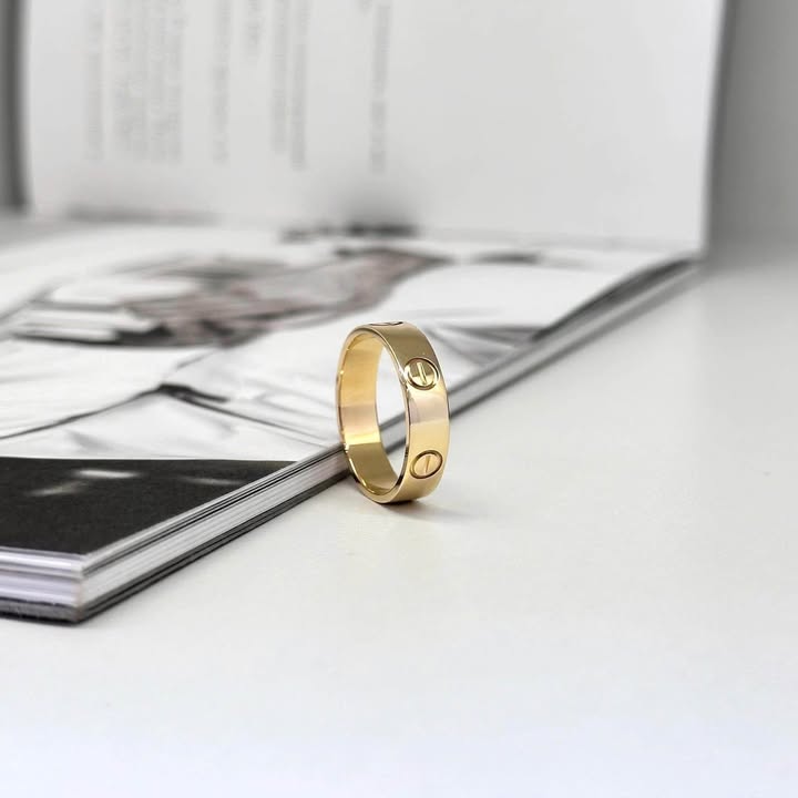 Nhẫn Cartier Love Dày Yellow Gold, ảnh 2 chụp thật tại The Classique
