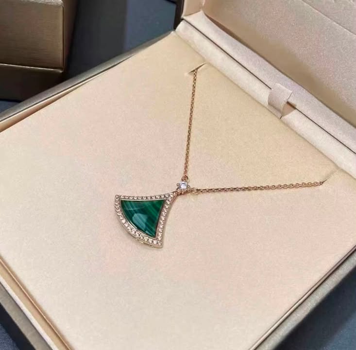Dây chuyền Bvlgari Diva Dream Malachite Đính Kim, ảnh tổng thể