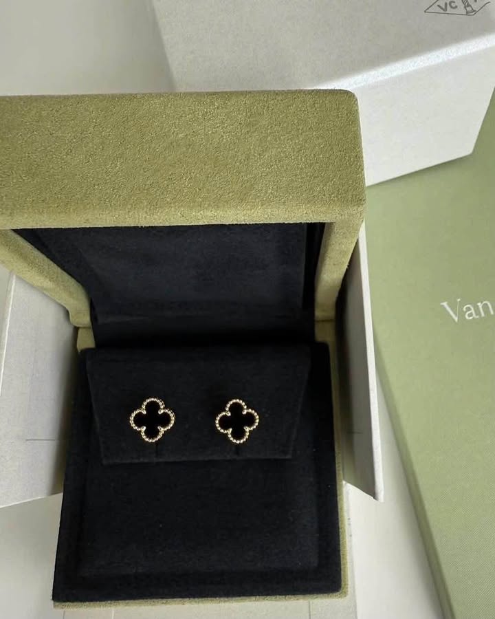 Bông tai Van Cleef & Arpels Sweet Alhambra Onyx, ảnh tổng thể