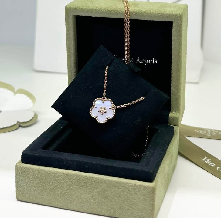 Dây chuyền Van Cleef & Arpels Lucky Spring Plum Blossom, ảnh tổng thể