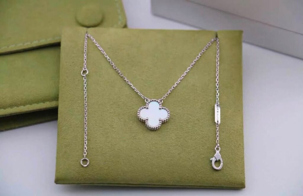 Dây chuyền Van Cleef & Arpels Vintage Alhambra MOP White Gold, ảnh tổng thể