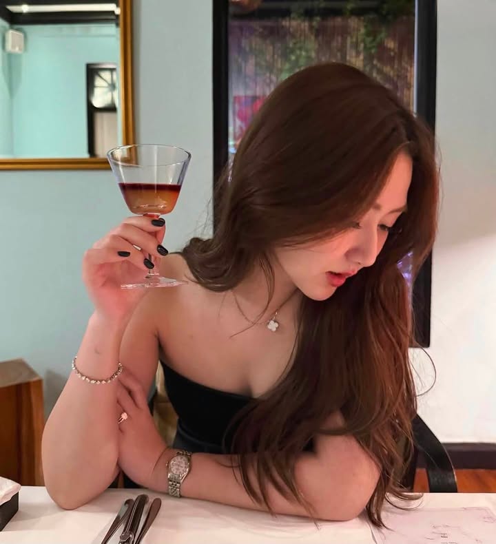 Dây chuyền Van Cleef & Arpels Vintage Alhambra MOP White Gold, ảnh 4 chụp thật tại The Classique