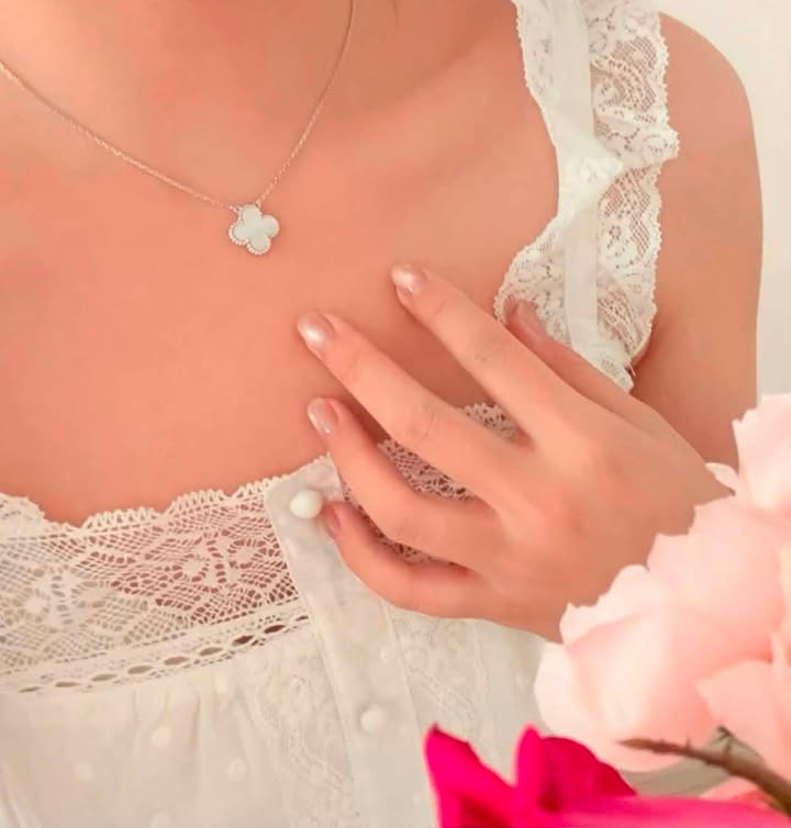 Dây chuyền Van Cleef & Arpels Vintage Alhambra MOP White Gold, ảnh 5 chụp thật tại The Classique