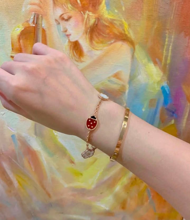 Vòng tay Van Cleef & Arpels Lucky Spring 5 Motifs, ảnh 2 chụp thật tại The Classique