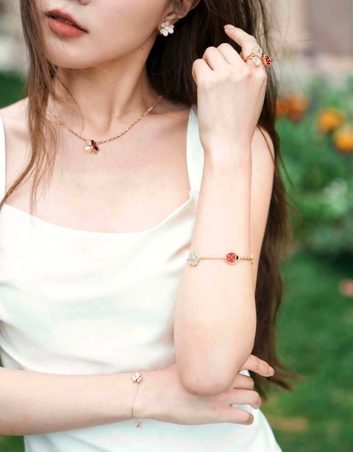 Vòng tay Van Cleef & Arpels Lucky Spring 5 Motifs, ảnh 3 chụp thật tại The Classique
