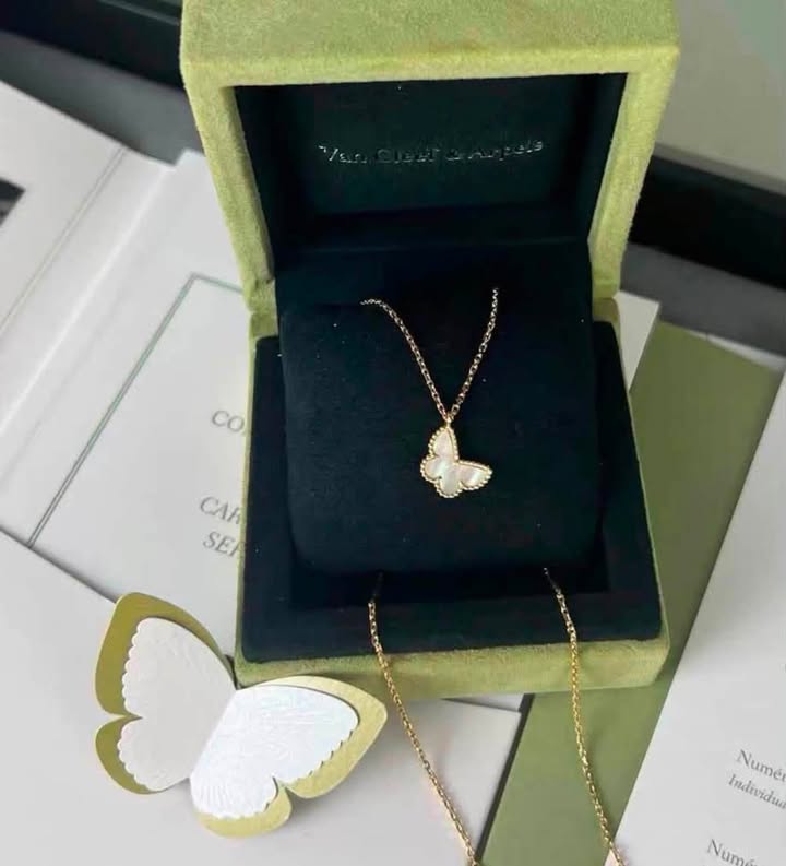 Dây chuyền Van Cleef & Arpels Sweet Butterflies MOP, ảnh tổng thể