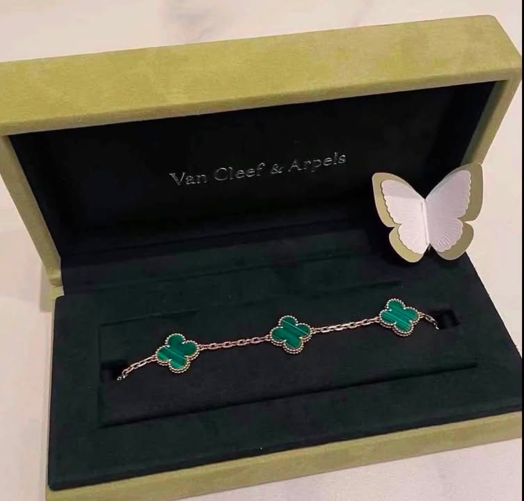 Vòng tay Van Cleef & Arpels Vintage Alhambra 5 Hoa Malachite, ảnh tổng thể