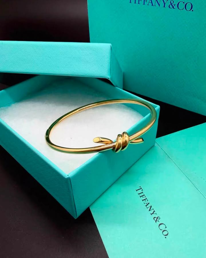 Vòng tay Tiffany Knot Yellow Gold, ảnh tổng thể