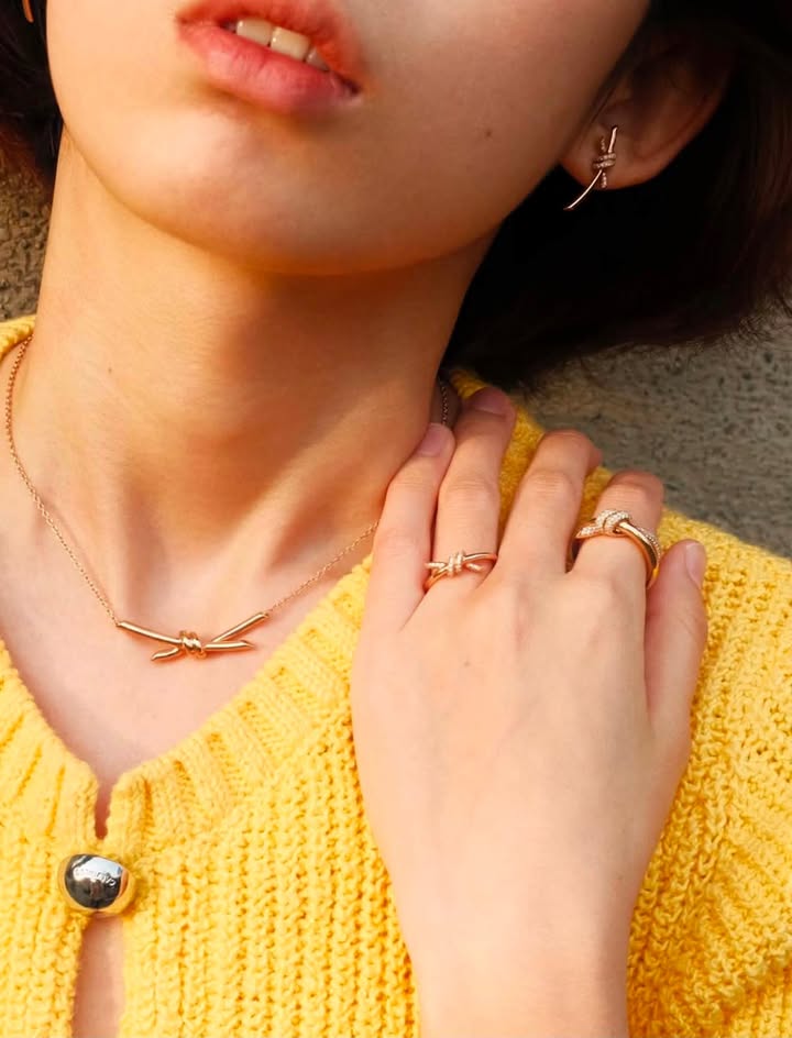 Dây chuyền Tiffany Knot Rose Gold, ảnh 3 chụp thật tại The Classique