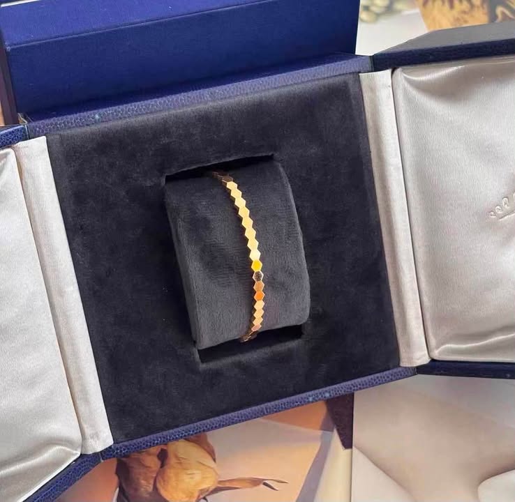 Vòng tay Chaumet Bee Rose Gold, ảnh tổng thể