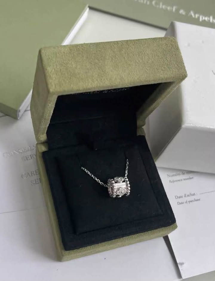 Dây chuyền Van Cleef & Arpels Perlée Clovers White Gold, ảnh tổng thể
