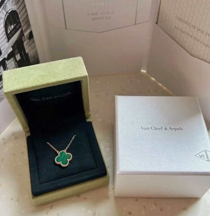 Dây chuyền Van Cleef & Arpels Vintage Alhambra Malachite, ảnh tổng thể