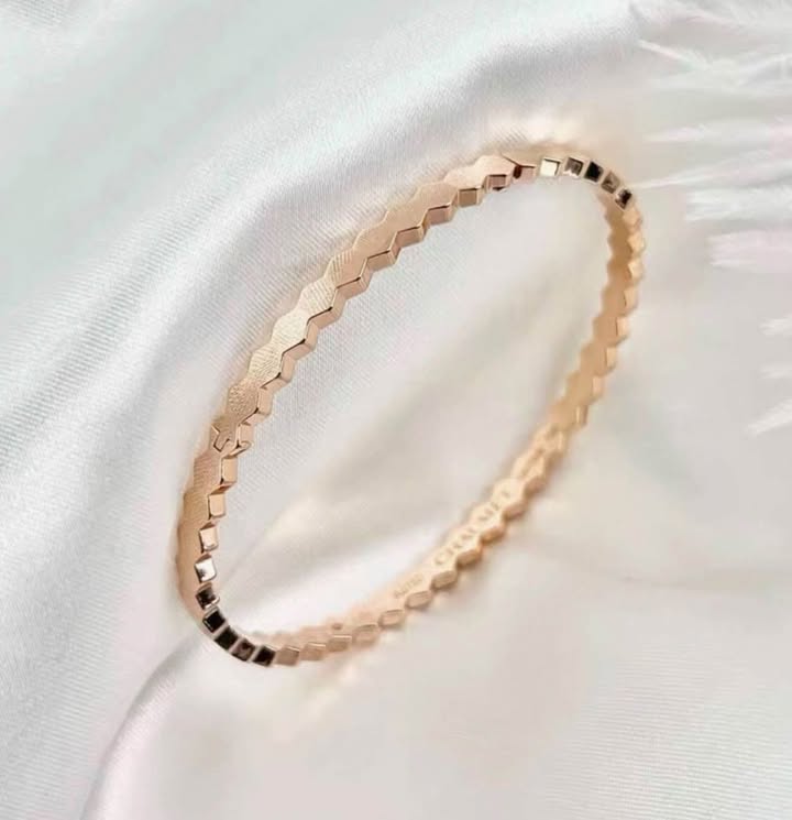 Vòng tay Chaumet Bee Rose Gold, ảnh tổng thể