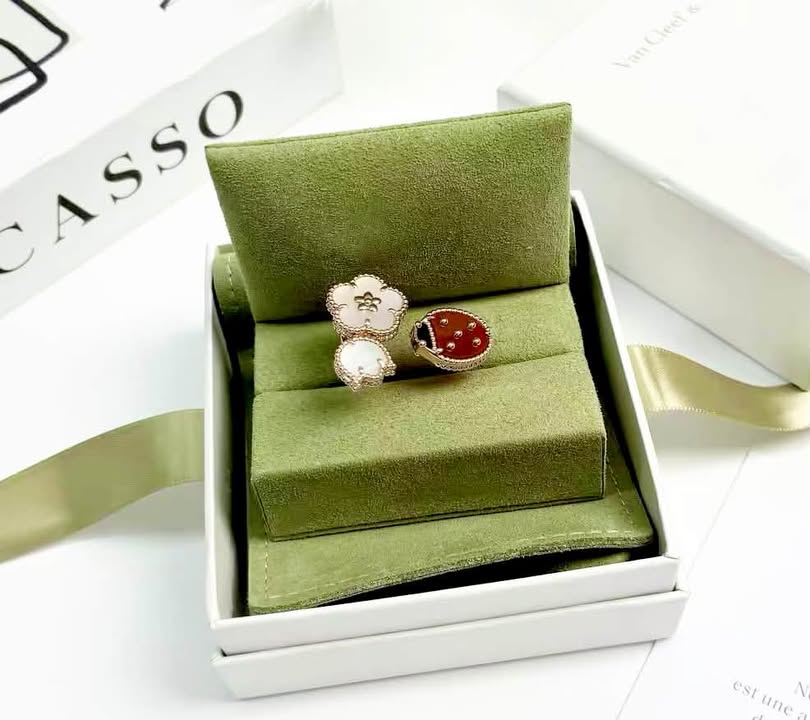 Nhẫn Van Cleef & Arpels Lucky Spring Between the Finger, ảnh tổng thể