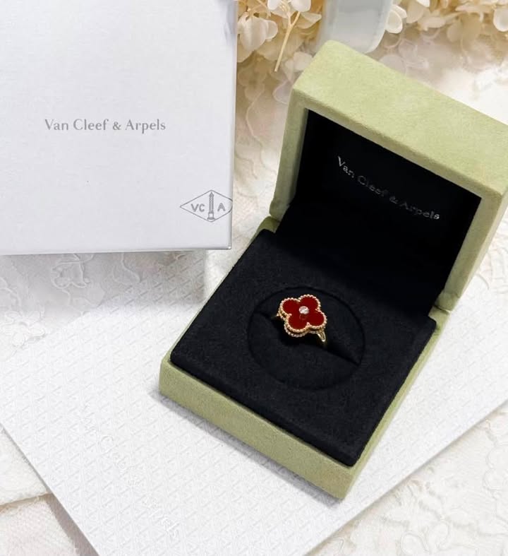 Nhẫn Van Cleef & Arpels Vintage Alhambra Đính Kim Carnelian ❤️, ảnh tổng thể