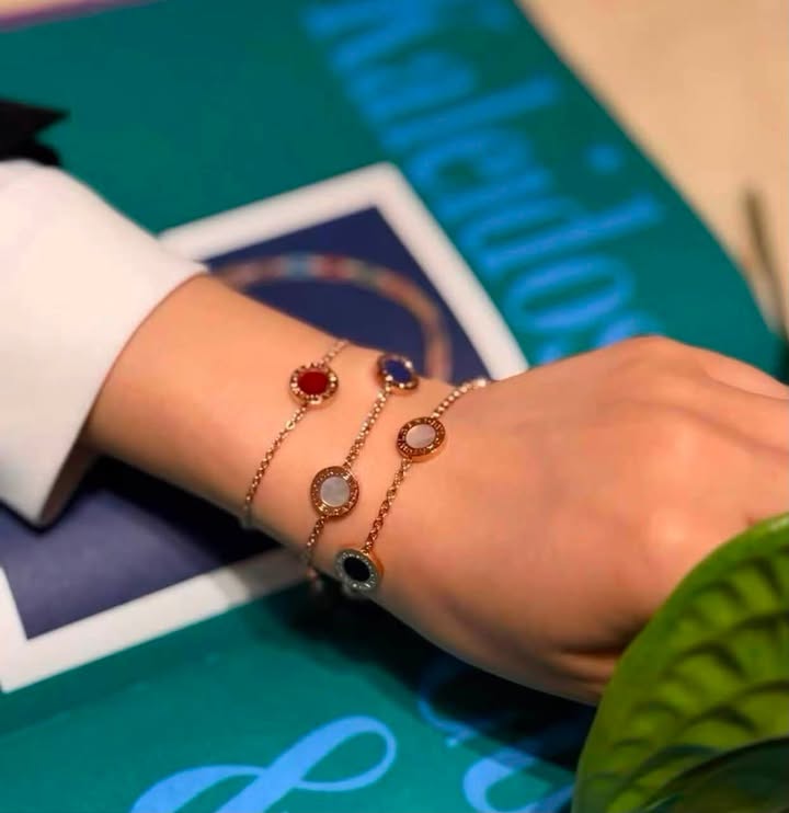 Vòng tay Bvlgari 4 Màu Đá, ảnh 4 chụp thật tại The Classique