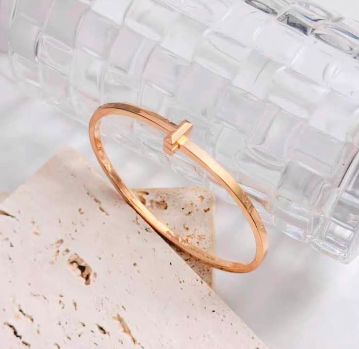 Vòng Tiffany T Narrow Mỏng Rose Gold, ảnh 2 chụp thật tại The Classique
