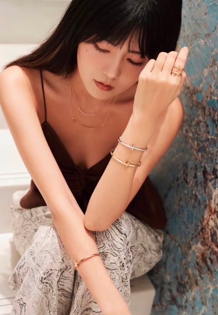 Vòng Tiffany T Narrow Mỏng Rose Gold, ảnh 3 chụp thật tại The Classique