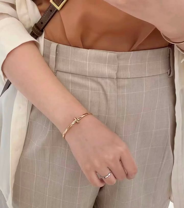 Vòng Tiffany T Narrow Mỏng Rose Gold, ảnh 4 chụp thật tại The Classique