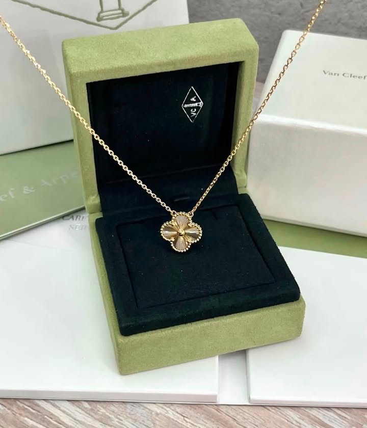 Dây chuyền Van Cleef & Arpels Vintage Alhambra Guilloché Yellow Gold, ảnh tổng thể
