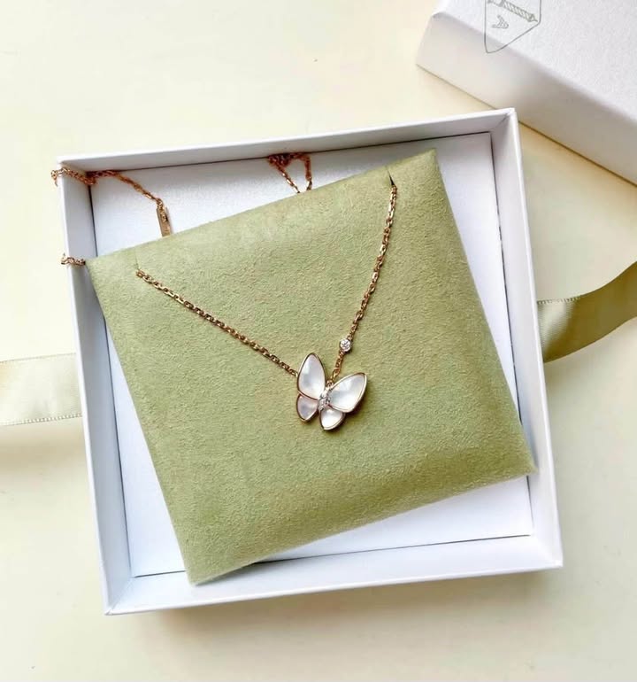 Dây chuyền Van Cleef & Arpels Two Butterfly Diamond, ảnh tổng thể