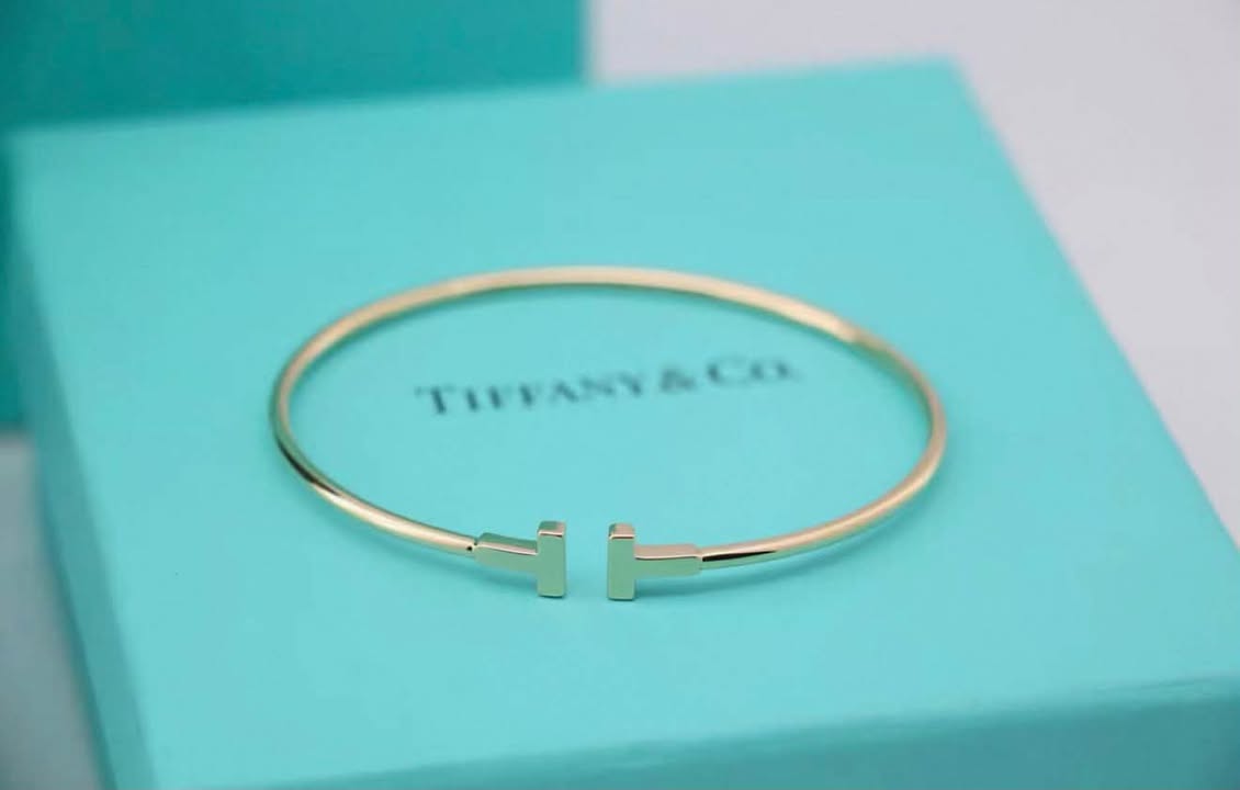 Vòng tay Tiffany T Narrow Wire Yellow Gold, ảnh tổng thể