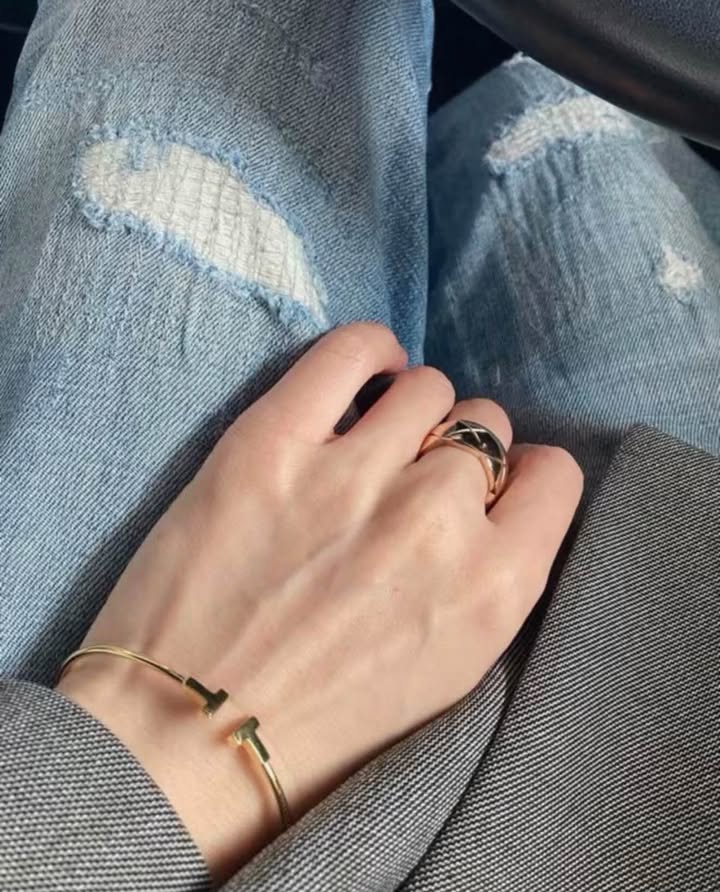 Vòng tay Tiffany T Narrow Wire Yellow Gold, ảnh 2 chụp thật tại The Classique