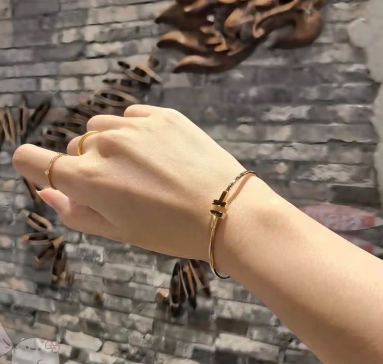 Vòng tay Tiffany T Narrow Wire Yellow Gold, ảnh 3 chụp thật tại The Classique