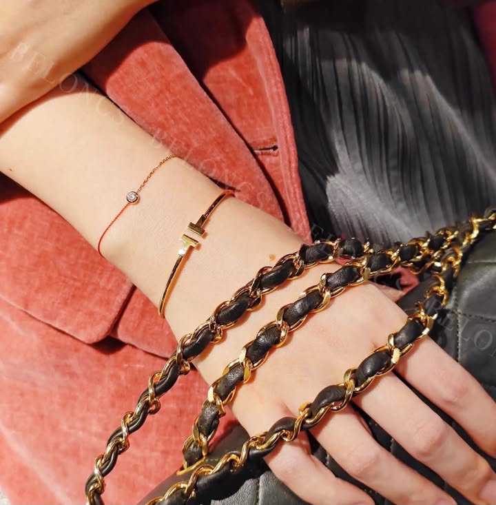 Vòng tay Tiffany T Narrow Wire Yellow Gold, ảnh 4 chụp thật tại The Classique