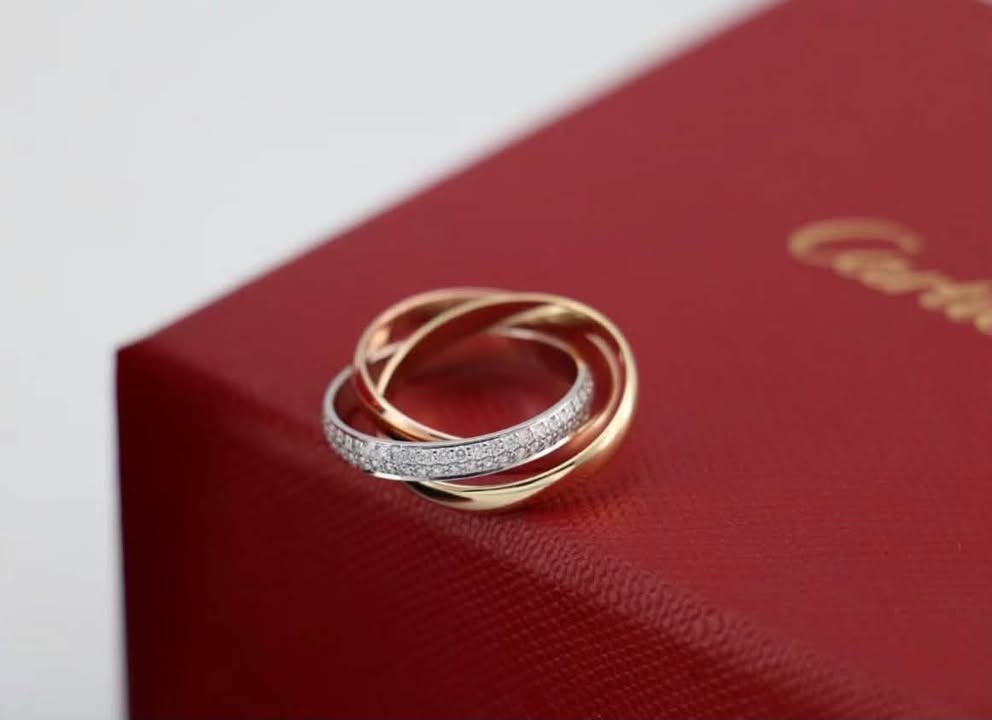 Nhẫn Cartier Trinity Mỏng Đính Full Kim, ảnh tổng thể