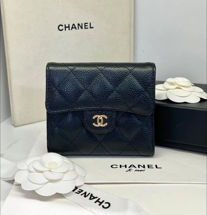 Ví Chanel gập 3 đen khoá vàng, ảnh tổng thể