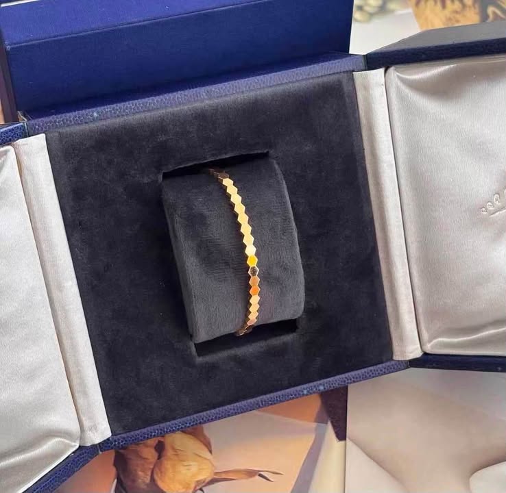 Vòng tay Chaumet Bee Rose Gold, ảnh tổng thể