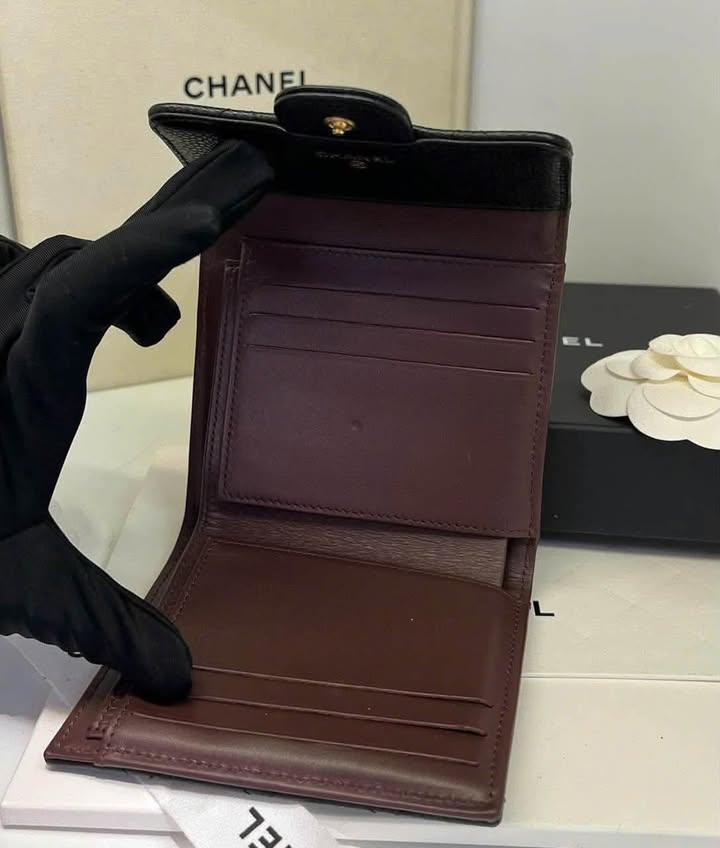 ví Chanel gập 3 đen khoá vàng, ảnh tổng thể