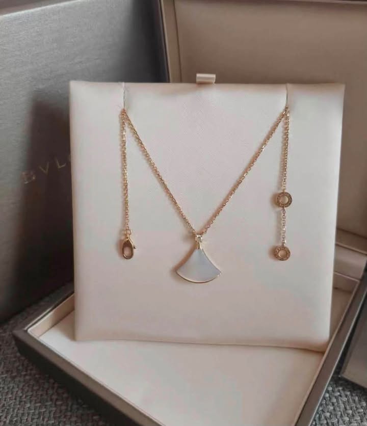 Dây chuyền Bvlgari Divas’ Dream MOP Đính Kim, ảnh tổng thể