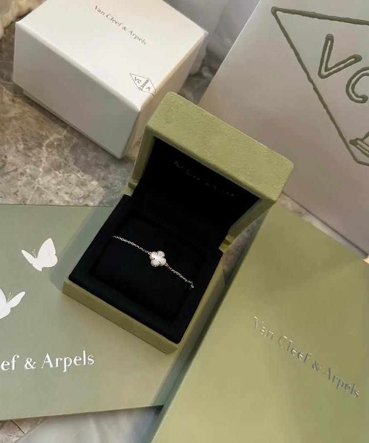 Vòng tay Van Cleef & Arpels Sweet Alhambra MOP, ảnh tổng thể