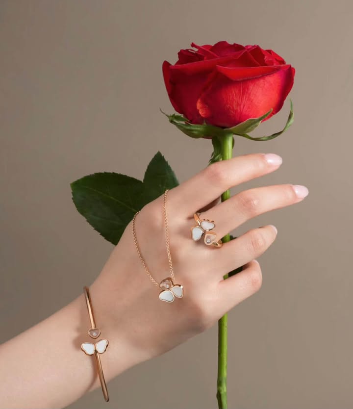 Nhẫn Chopard Happy Hearts Wings MOP, ảnh 6 chụp thật tại The Classique