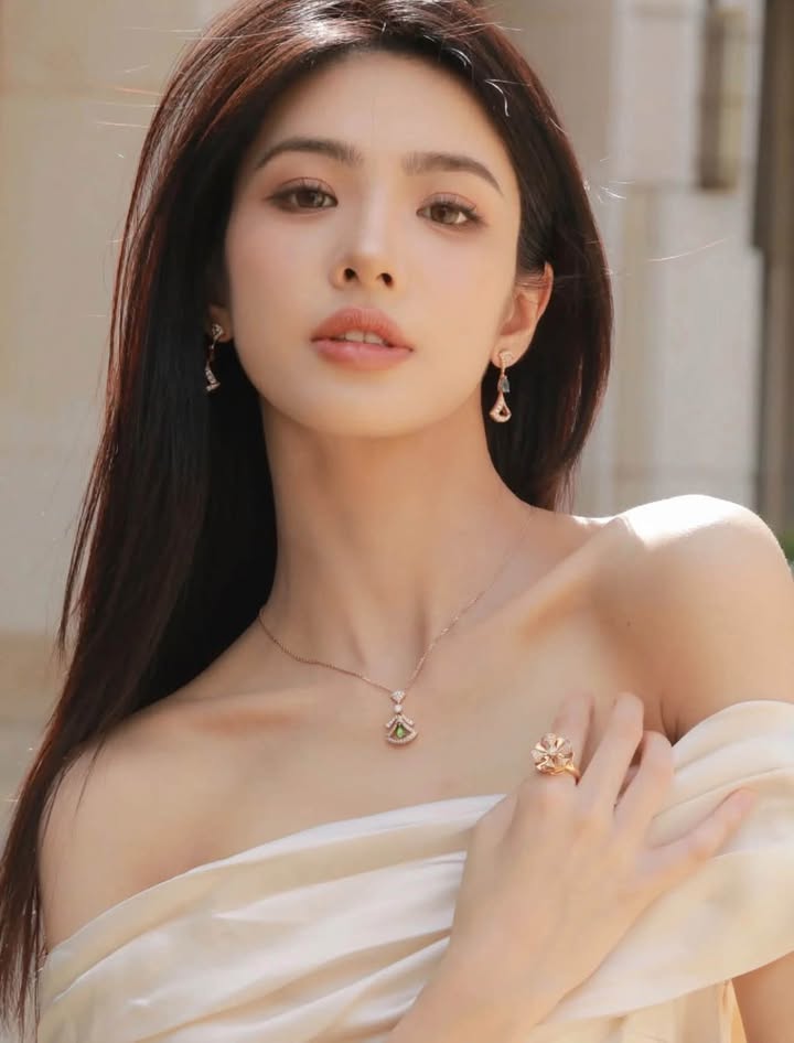 Dây chuyền Bvlgari Diva Dream Green Tourmaline, ảnh 2 chụp thật tại The Classique