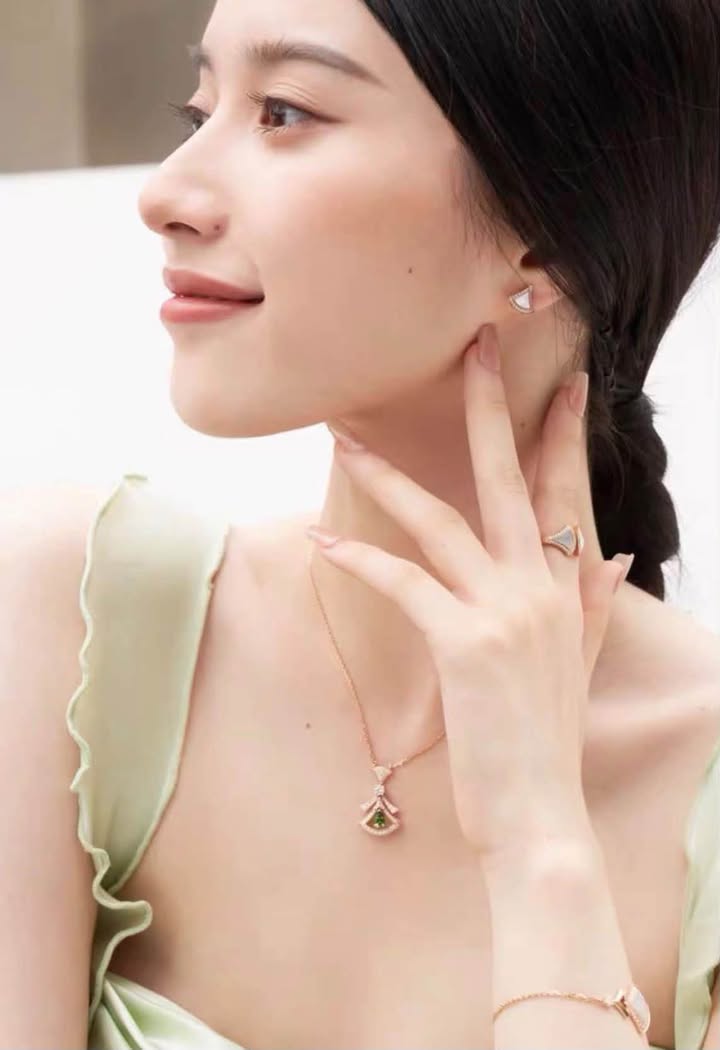 Dây chuyền Bvlgari Diva Dream Green Tourmaline, ảnh 3 chụp thật tại The Classique