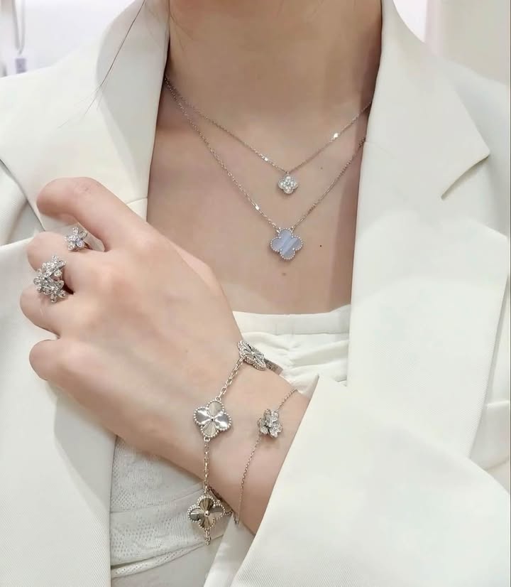 Vòng tay Van Cleef & Arpels Frivole Mini Full Kim WG, ảnh 3 chụp thật tại The Classique
