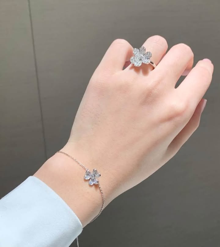 Vòng tay Van Cleef & Arpels Frivole Mini Full Kim WG, ảnh 4 chụp thật tại The Classique