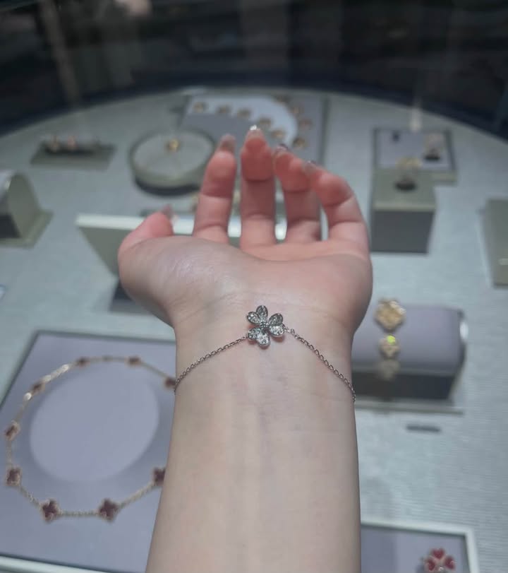 Vòng tay Van Cleef & Arpels Frivole Mini Full Kim WG, ảnh 5 chụp thật tại The Classique