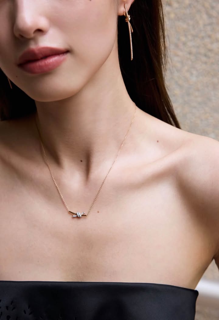 Dây chuyền Tiffany Knot Small Đính Kim, ảnh 4 chụp thật tại The Classique