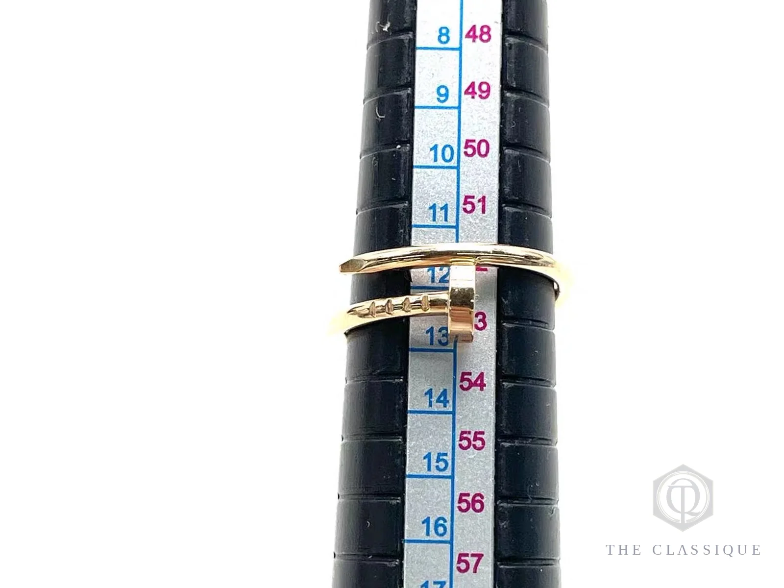 Đo size nhẫn đinh Cartier trên que đo chuẩn, nhẫn đang ở size 51