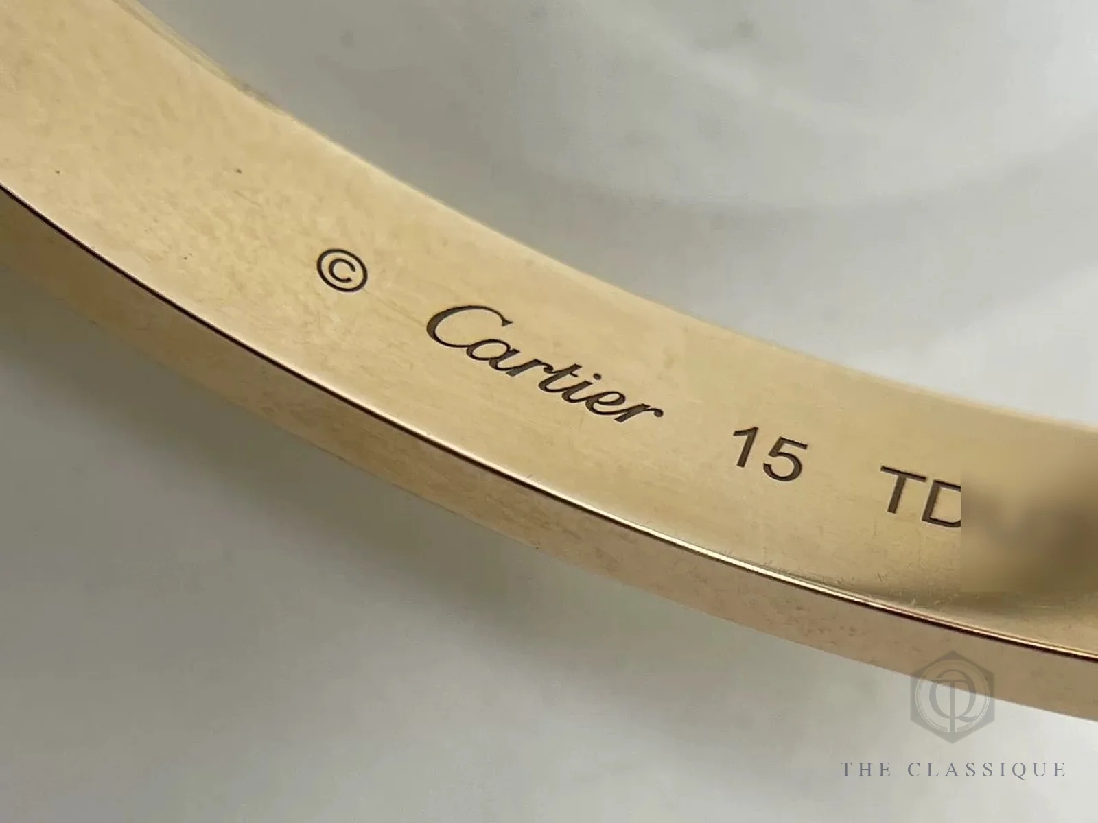Số serial Cartier nằm ở đâu: hàng chữ khắc Cartier, size 15 và phần đầu serial ở mặt trong vòng Love thật, ảnh chụp tại The Classique