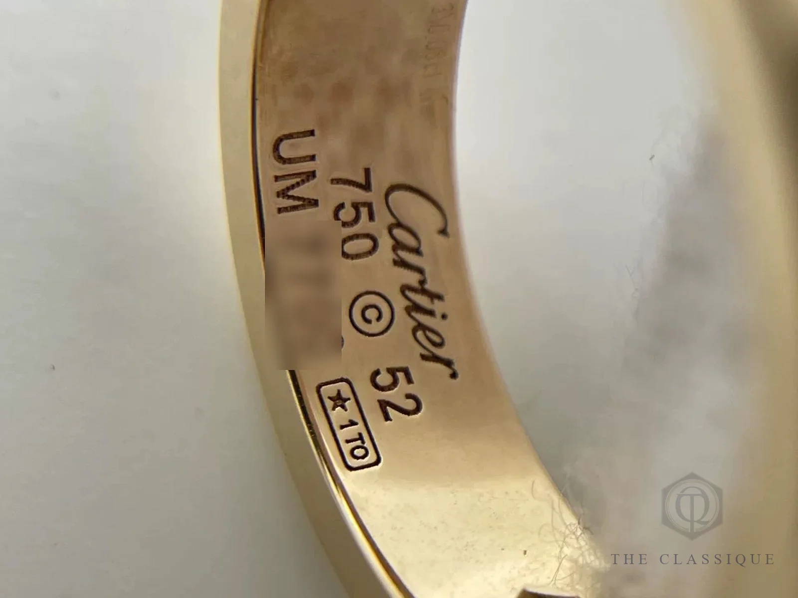 Mặt trong nhẫn Cartier Love đời cũ khắc Cartier, 750, size 52 và serial hai chữ cái bốn chữ số đã che phần số