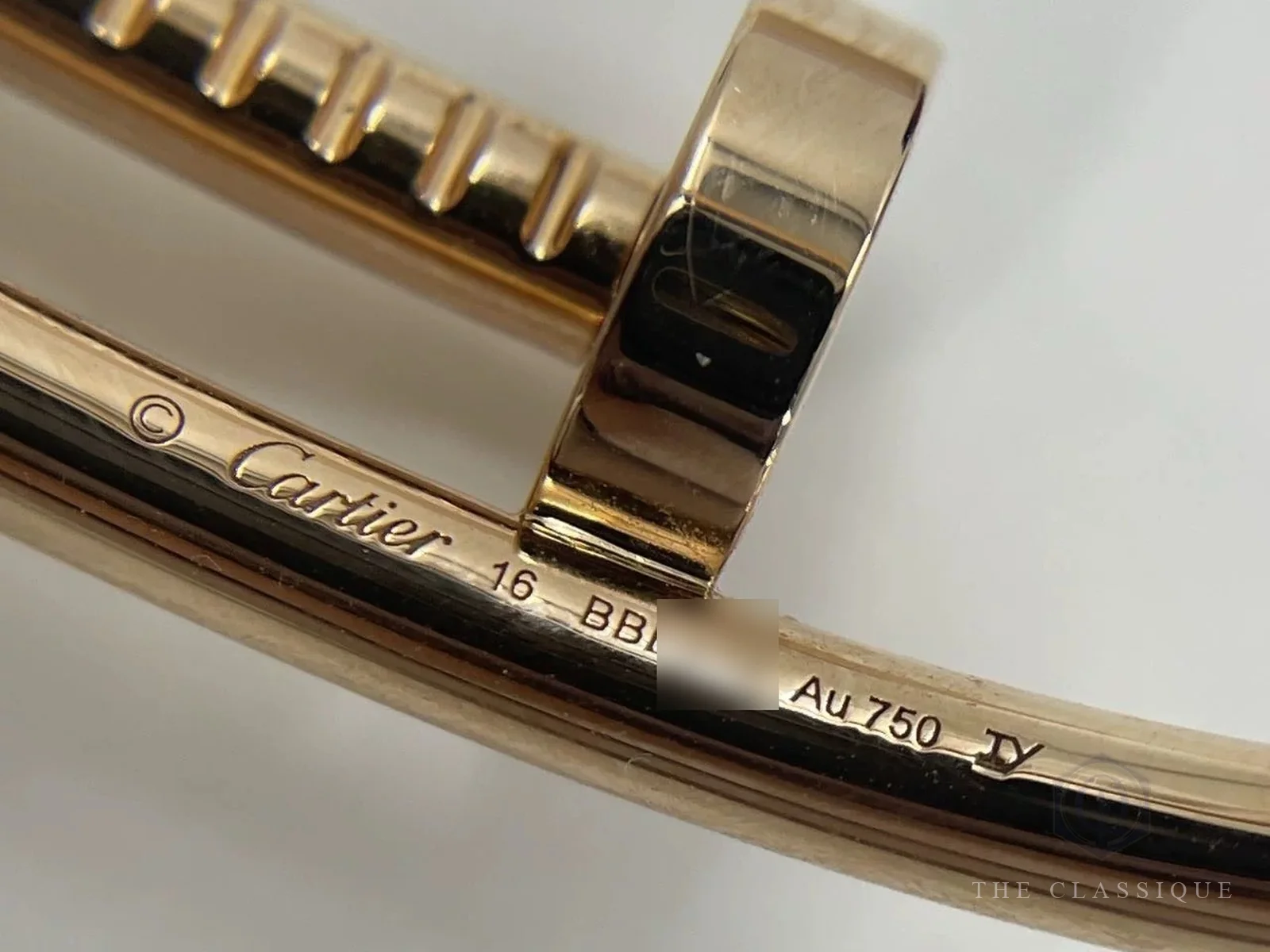 Vị trí serial trên vòng Cartier Juste un Clou: mặt trong thân vòng ngay dưới đầu đinh, khắc Cartier, size 16, serial đã che và Au 750