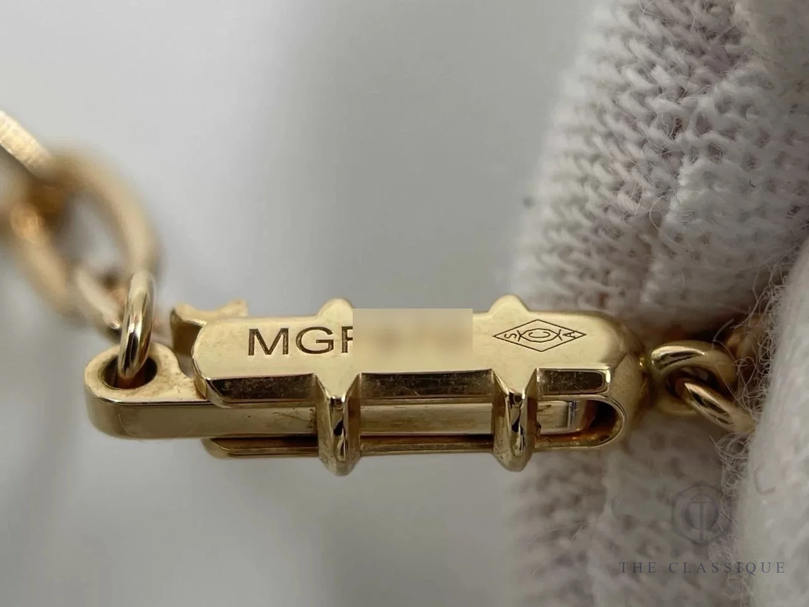 Khoá dây chuyền Cartier Juste un Clou khắc serial đã che phần số và dấu thợ hình thoi