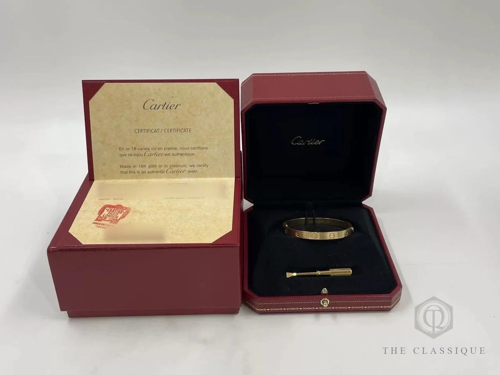 Thu mua hàng hiệu uy tín: vòng Cartier Love vàng đủ hộp đỏ, sổ chứng nhận và tua vít trên bàn thẩm định The Classique